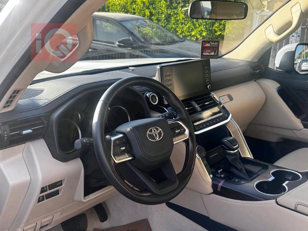 تۆیۆتا لاند کروزەر